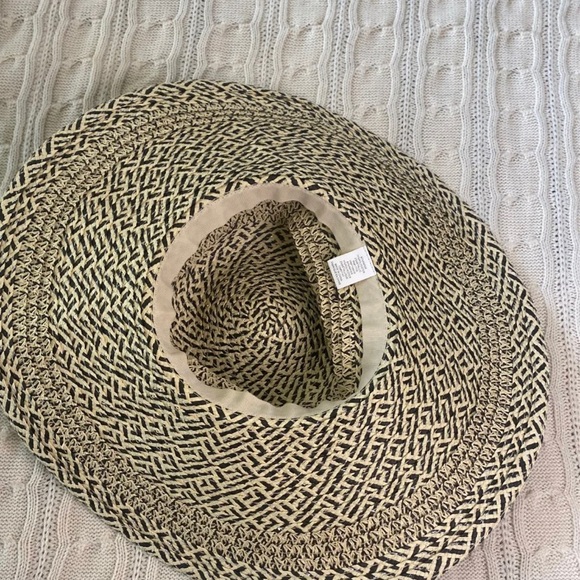 Straw Women’s Beach Hat - Picture 2 of 3